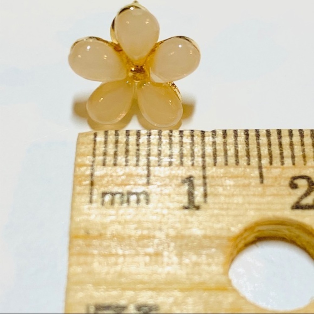 🌼🌼 NEW DAISY Flower Stud Earrings - Picture 7 of 7